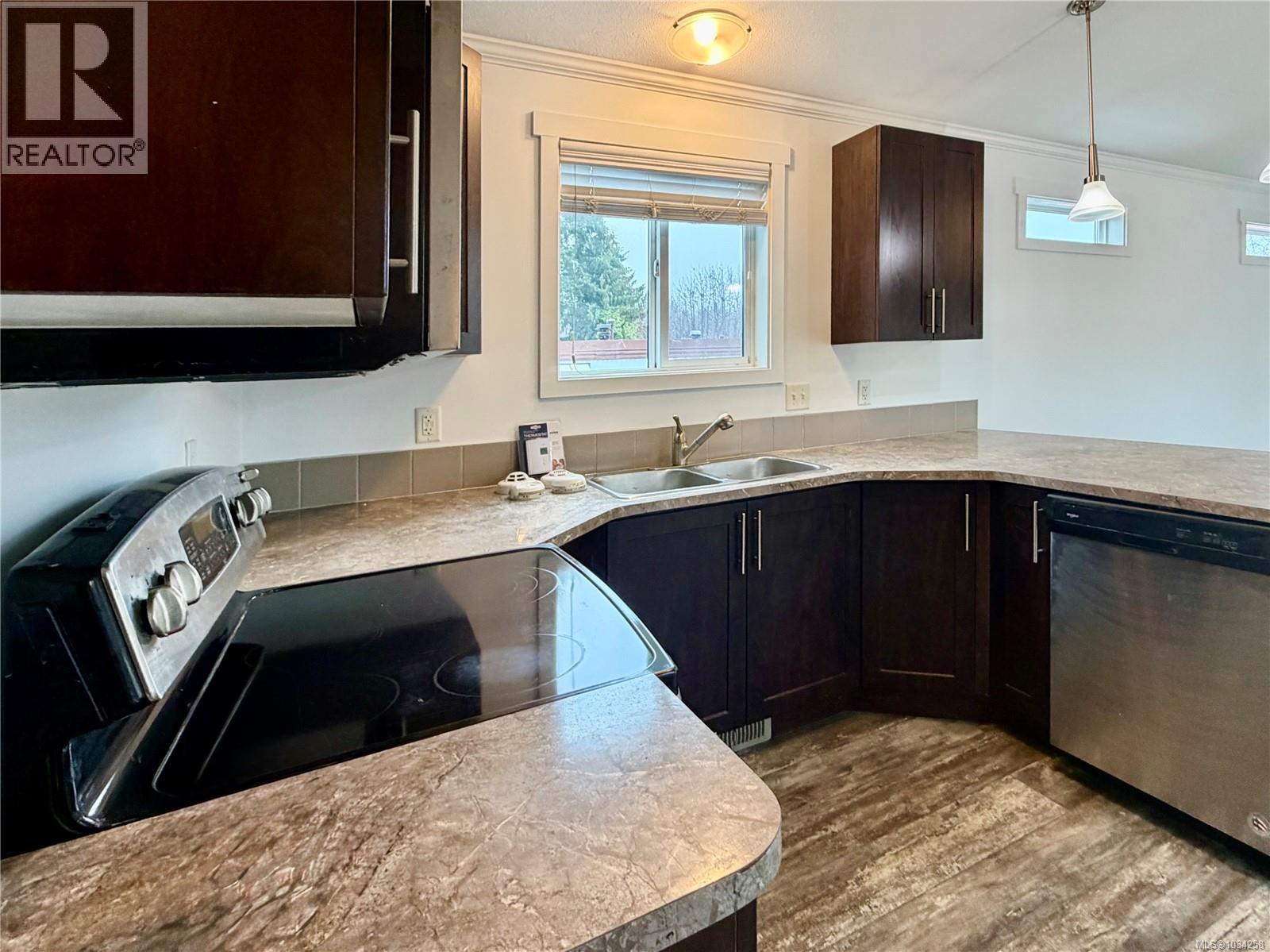 1322 Birchwood Rd, Ladysmith