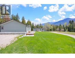 Living room - 6142 Highway 3a Highway, Nelson, BC V1L6P5 Photo 8
