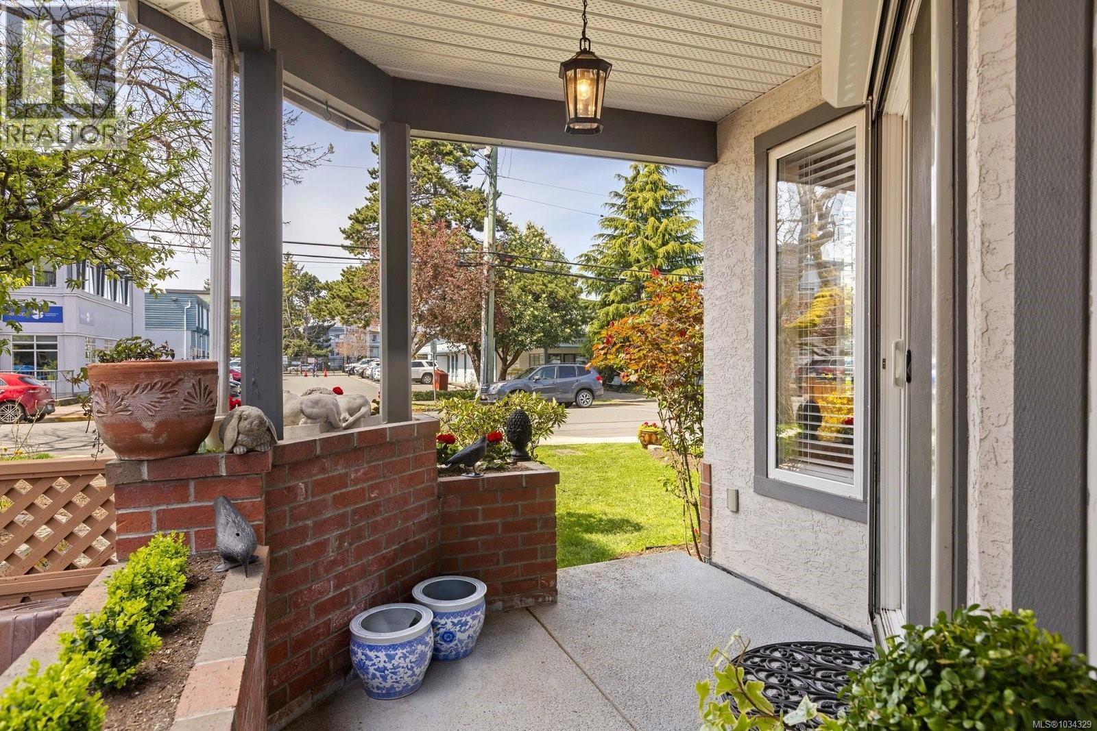 1 9875 Third Street, Sidney