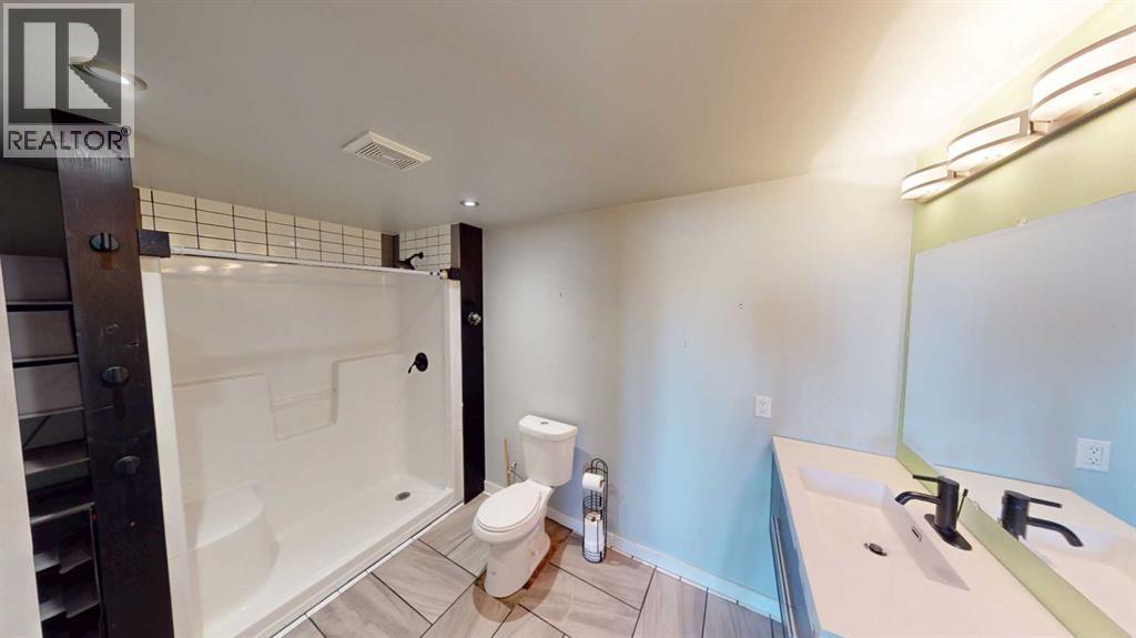 suite bathroom