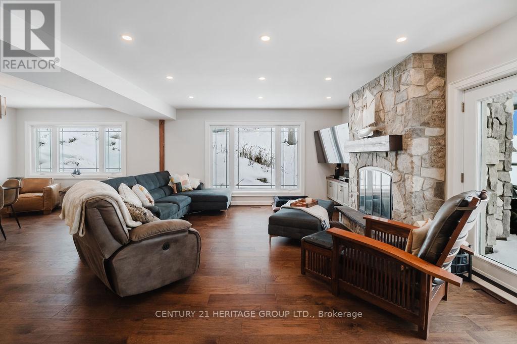 2816 MOUNT ALBERT ROAD - 4