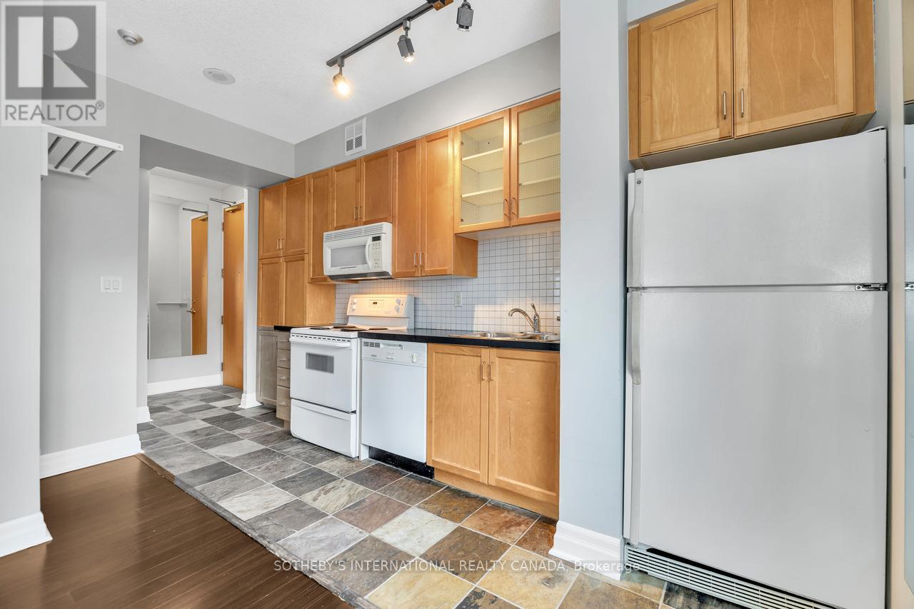 #207 70 ALEXANDER STREET - 6