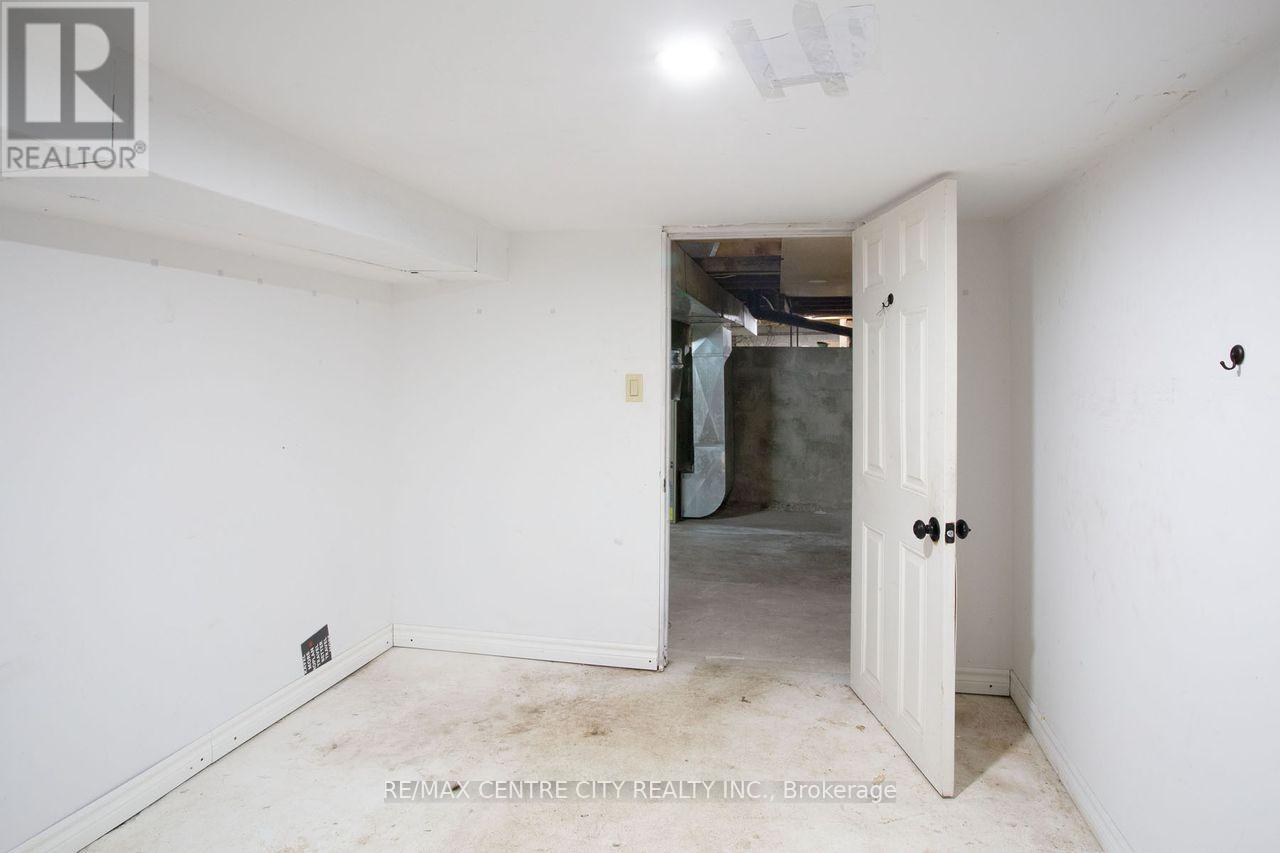 49 WILSON AVENUE - 33