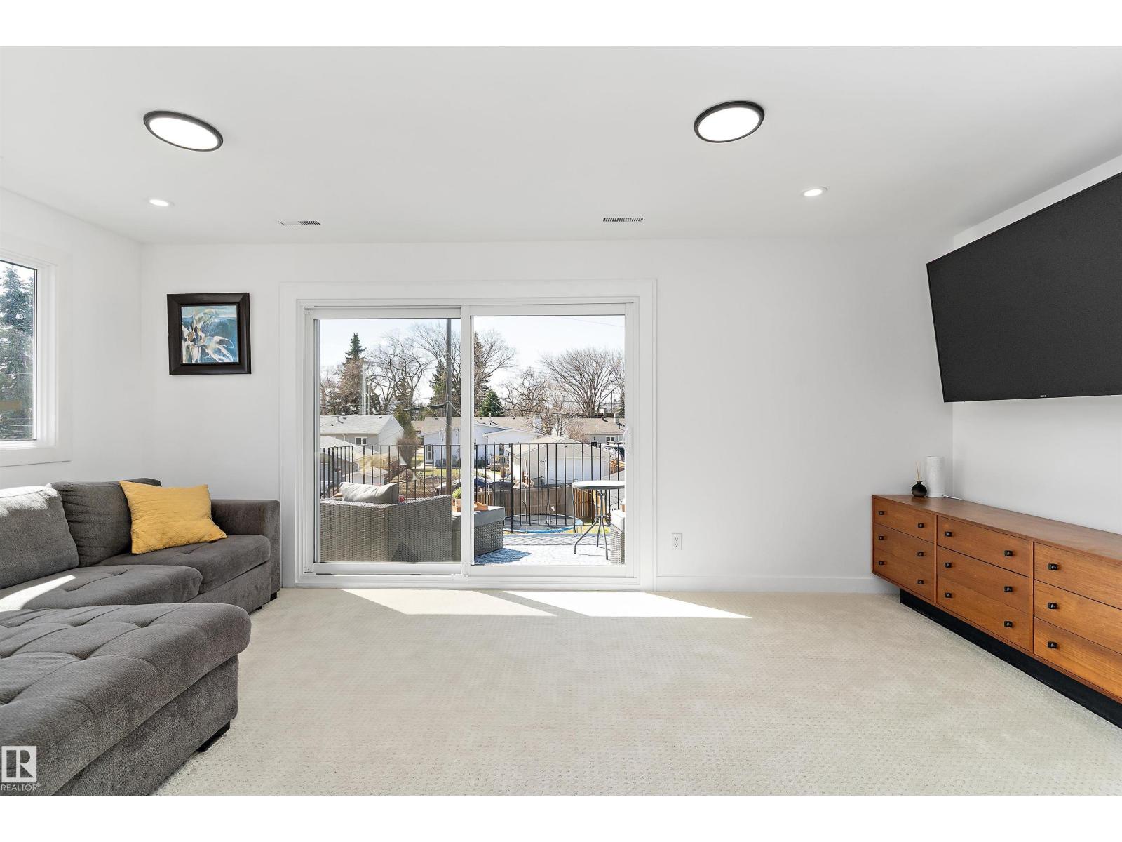 9448 76 ST NW, Edmonton