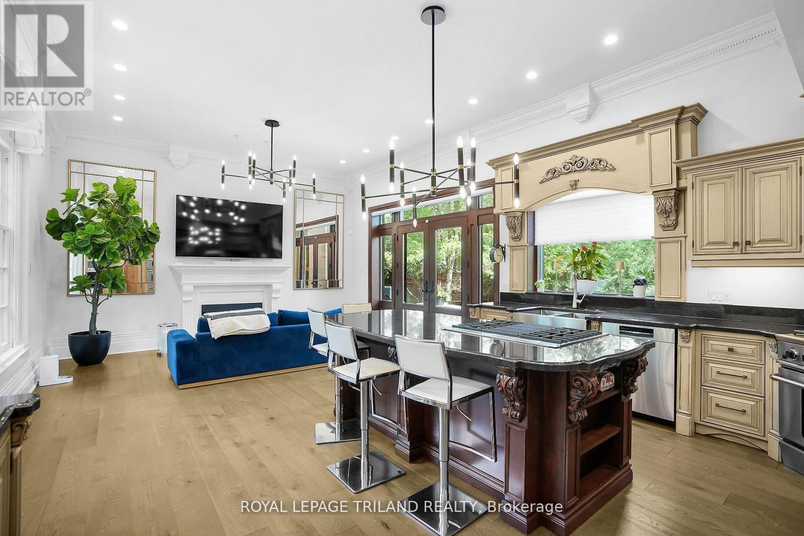 512 COLBORNE STREET - 17