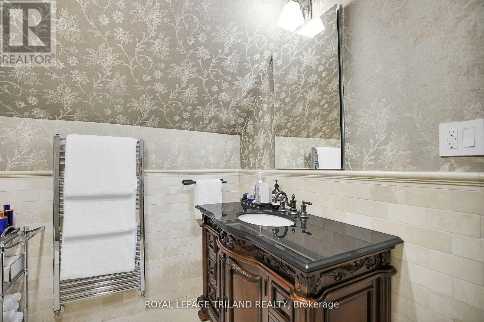 512 COLBORNE STREET - 36