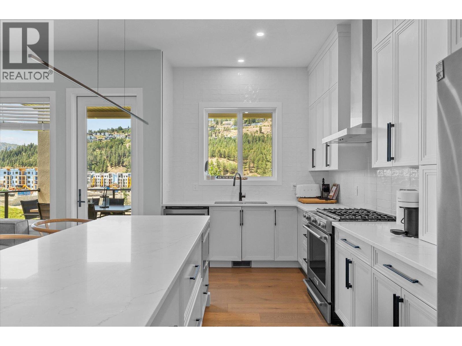 1846 Viewpoint Crescent - 13