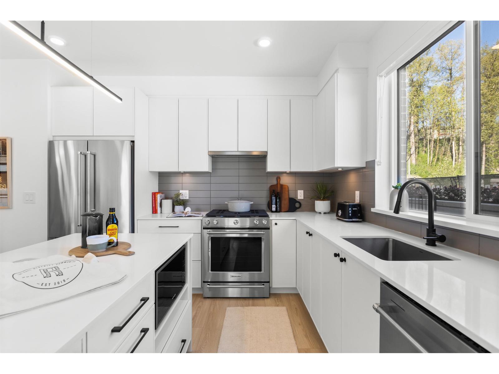 408 2771 MONTROSE AVENUE