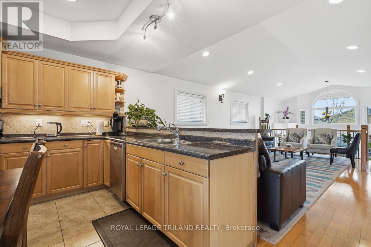 1687 SEYMOUR CRESCENT - 11