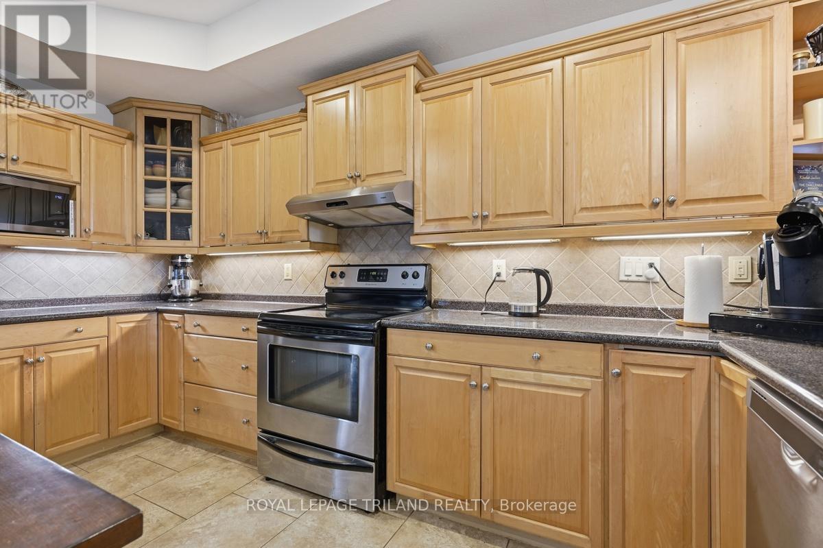 1687 SEYMOUR CRESCENT - 12