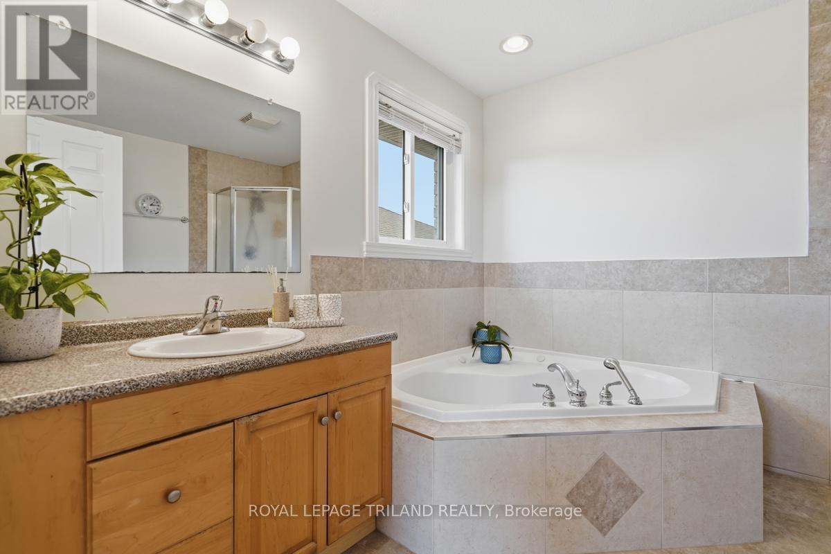 1687 SEYMOUR CRESCENT - 14