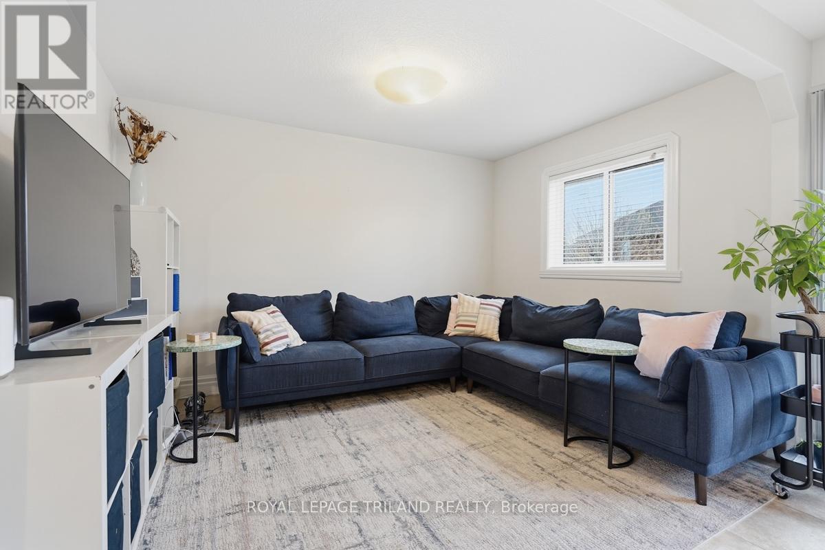 1687 SEYMOUR CRESCENT - 15
