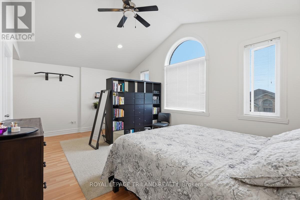 1687 SEYMOUR CRESCENT - 20