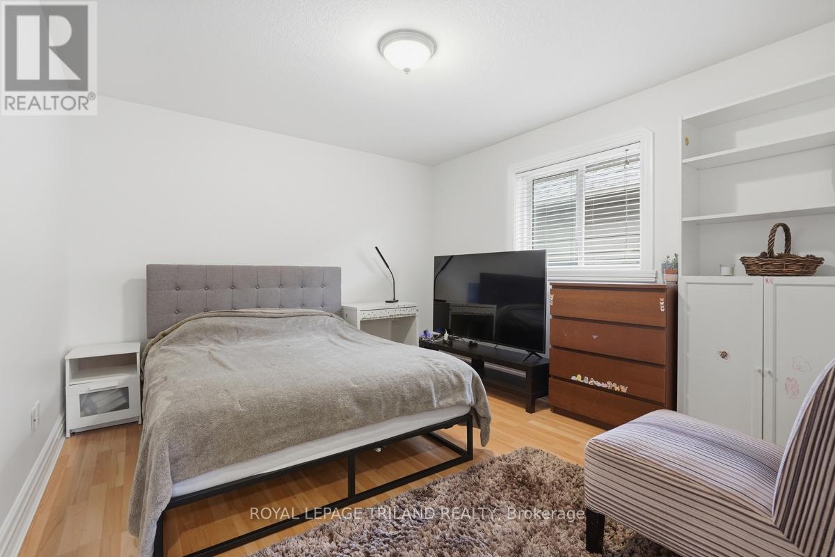 1687 SEYMOUR CRESCENT - 25
