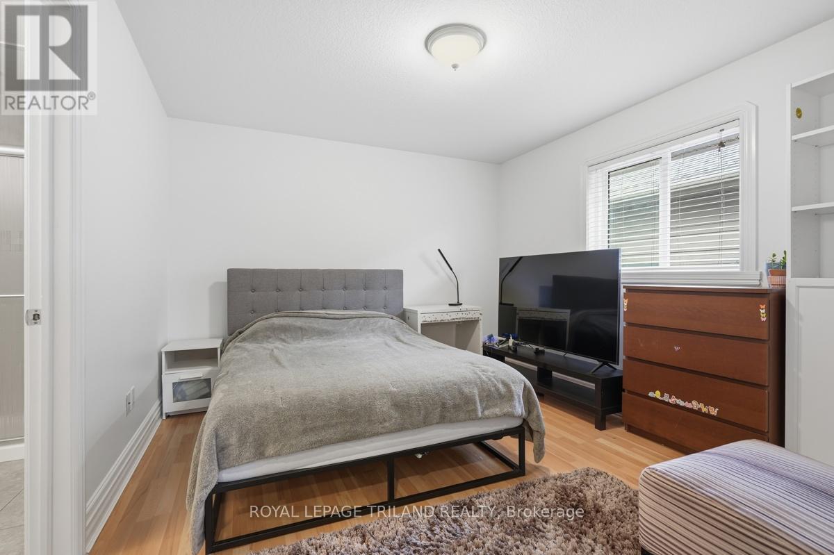 1687 SEYMOUR CRESCENT - 26