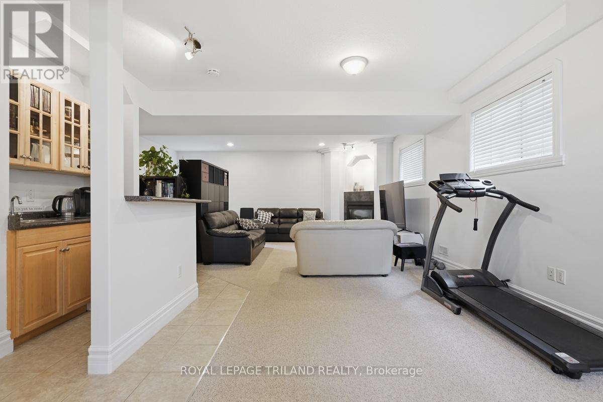 1687 SEYMOUR CRESCENT - 32