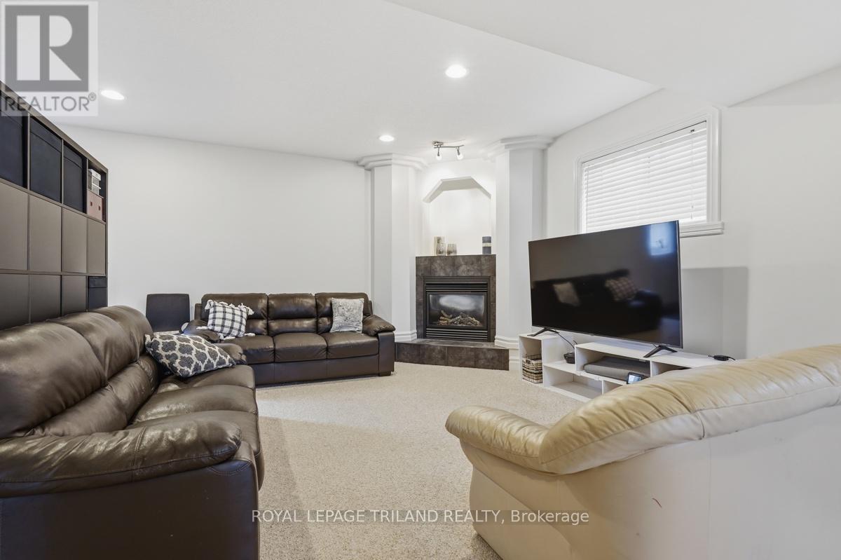 1687 SEYMOUR CRESCENT - 33
