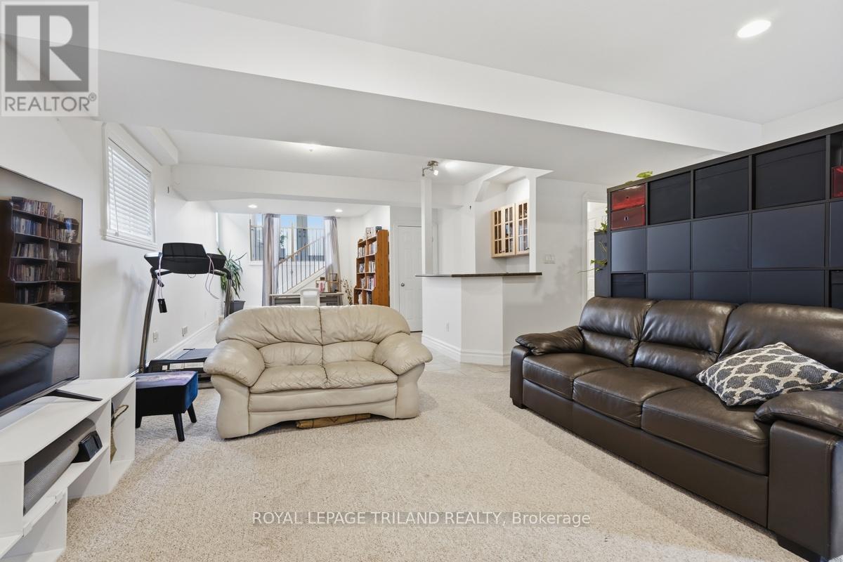 1687 SEYMOUR CRESCENT - 35