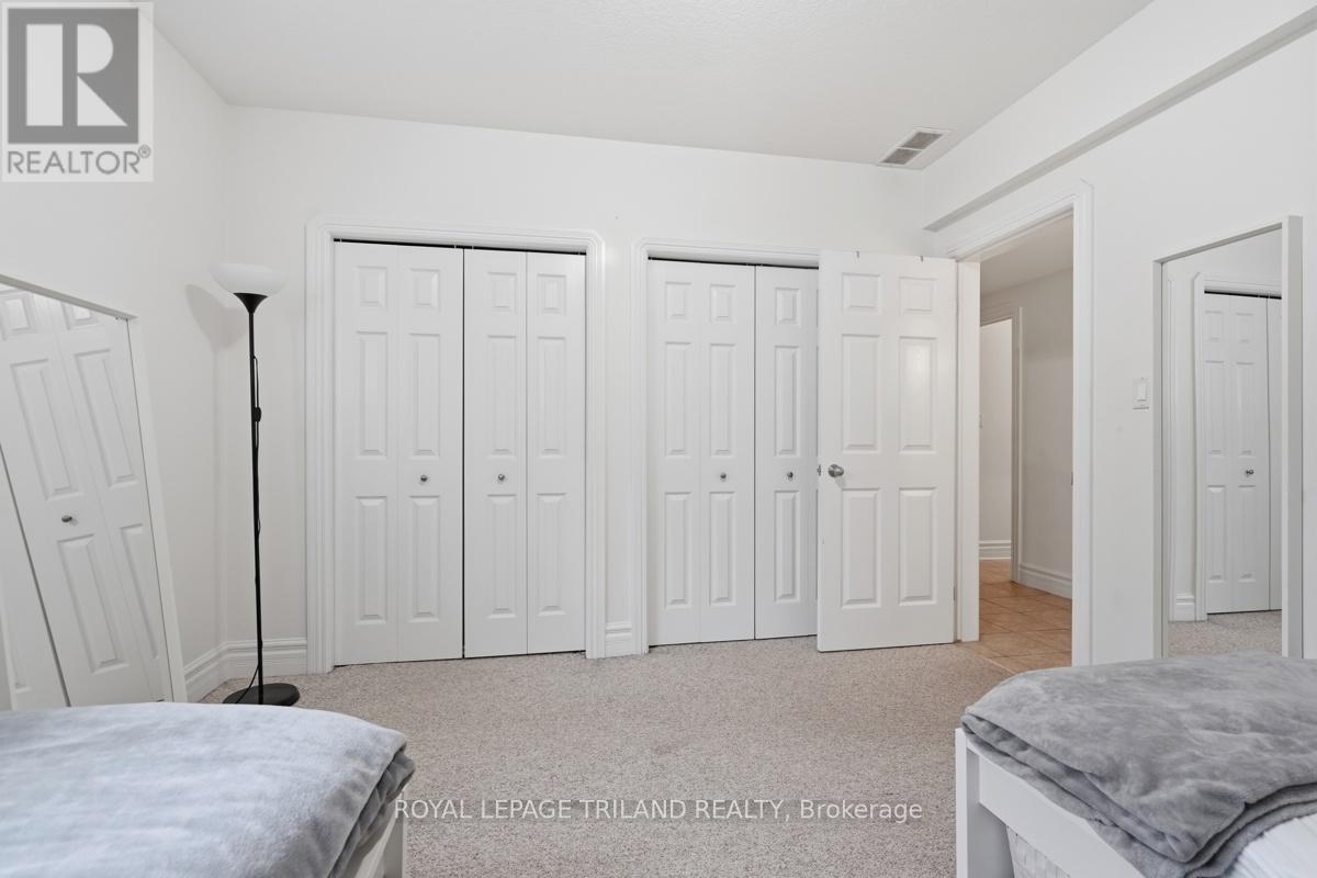 1687 SEYMOUR CRESCENT - 39