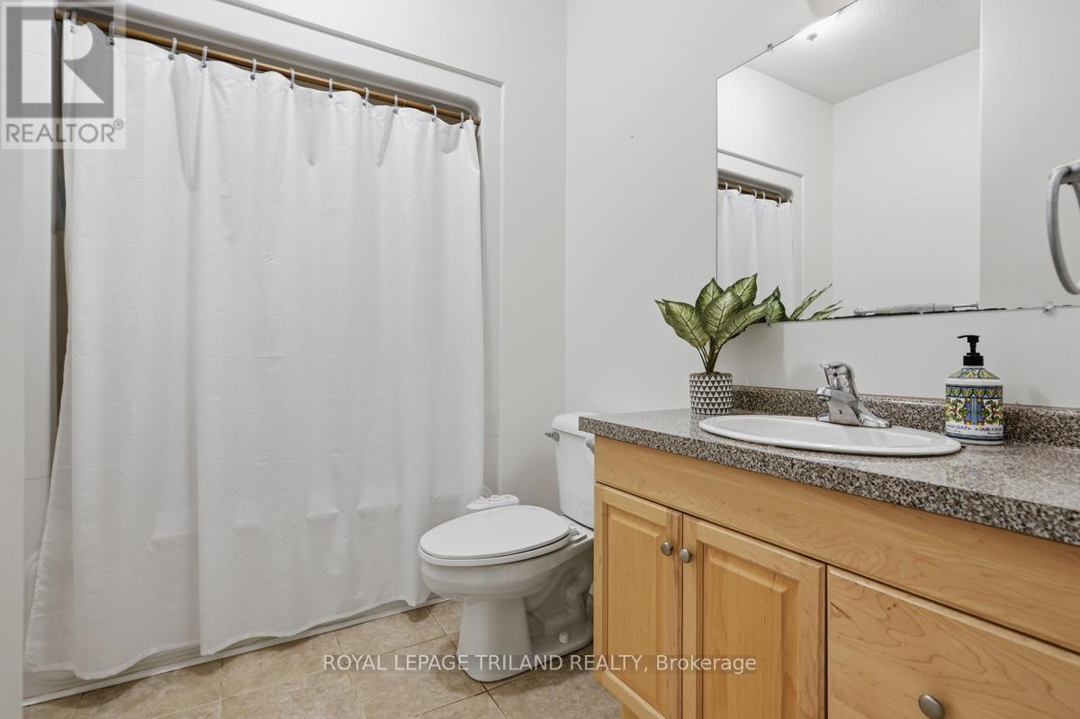 1687 SEYMOUR CRESCENT - 40
