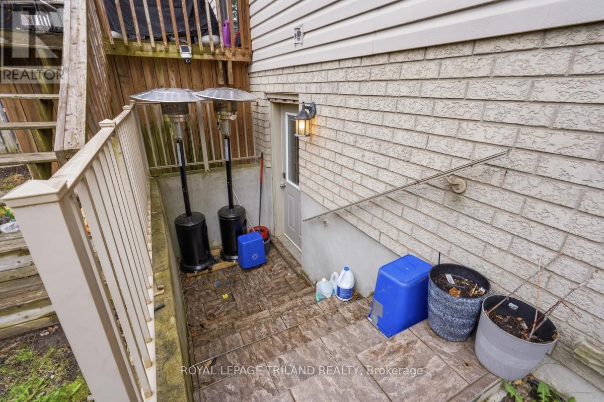 1687 SEYMOUR CRESCENT - 43
