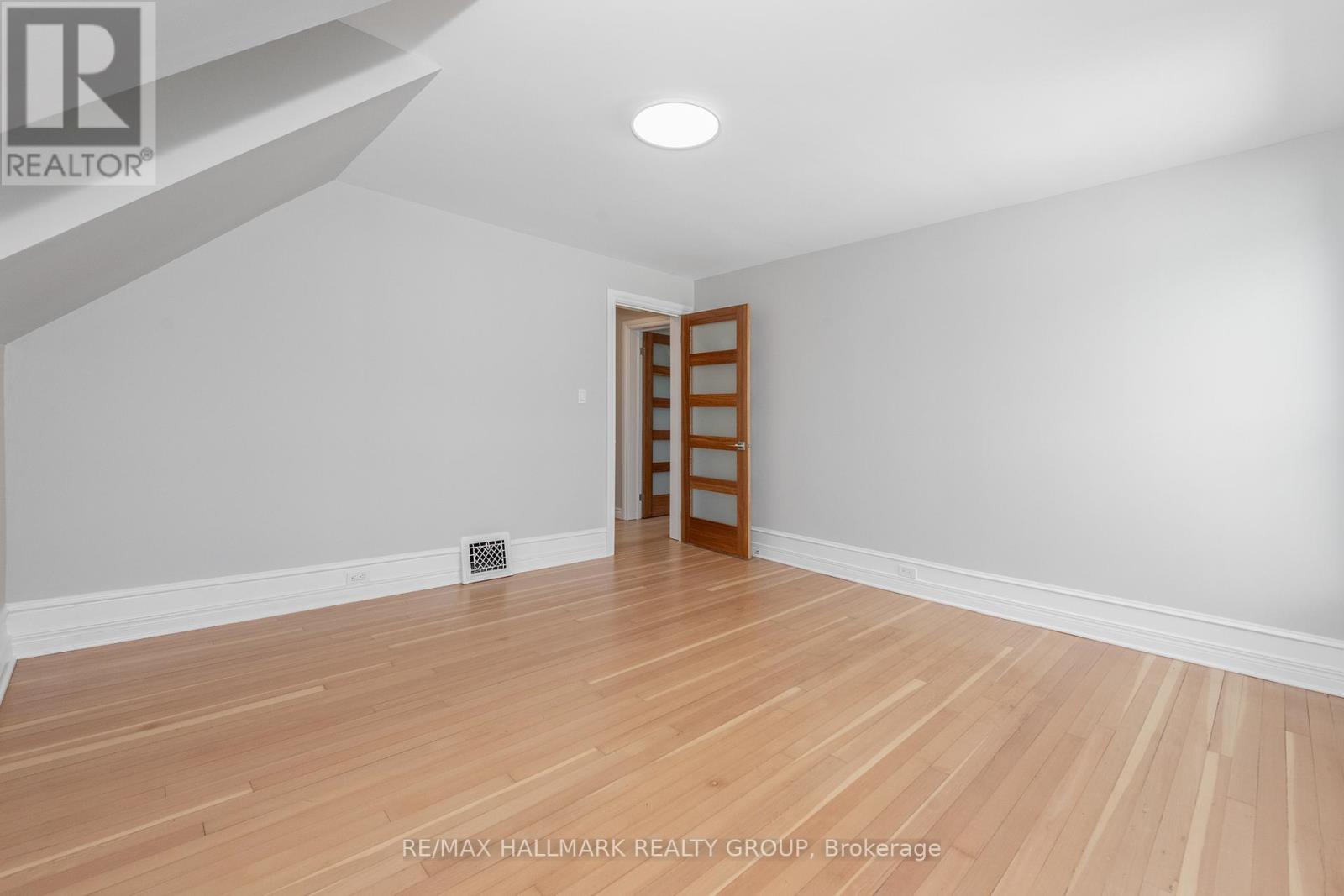 108 CLOTHIER STREET E - 30