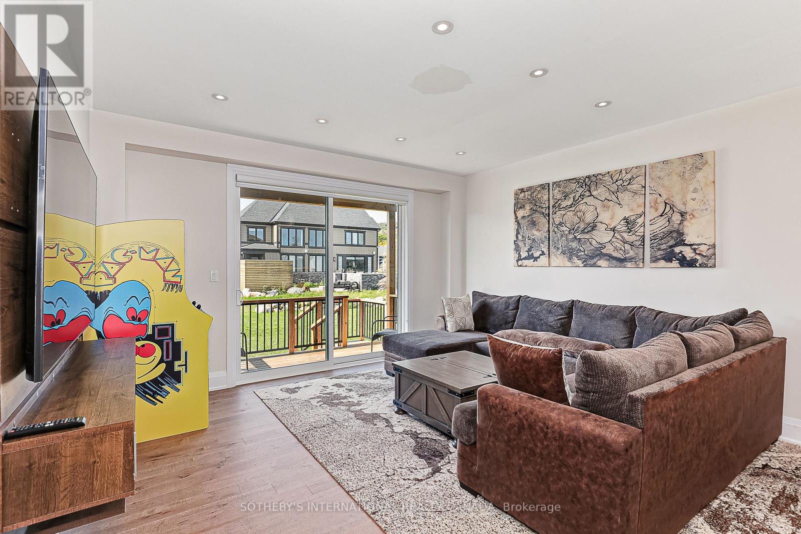 103 STONELEIGH DRIVE - 35