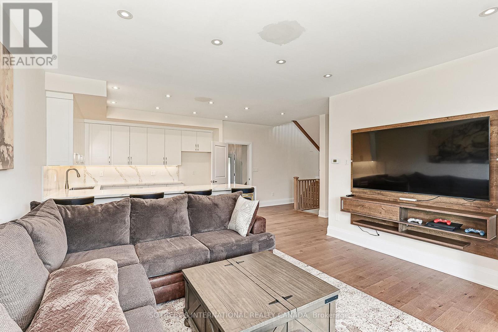 103 STONELEIGH DRIVE - 37