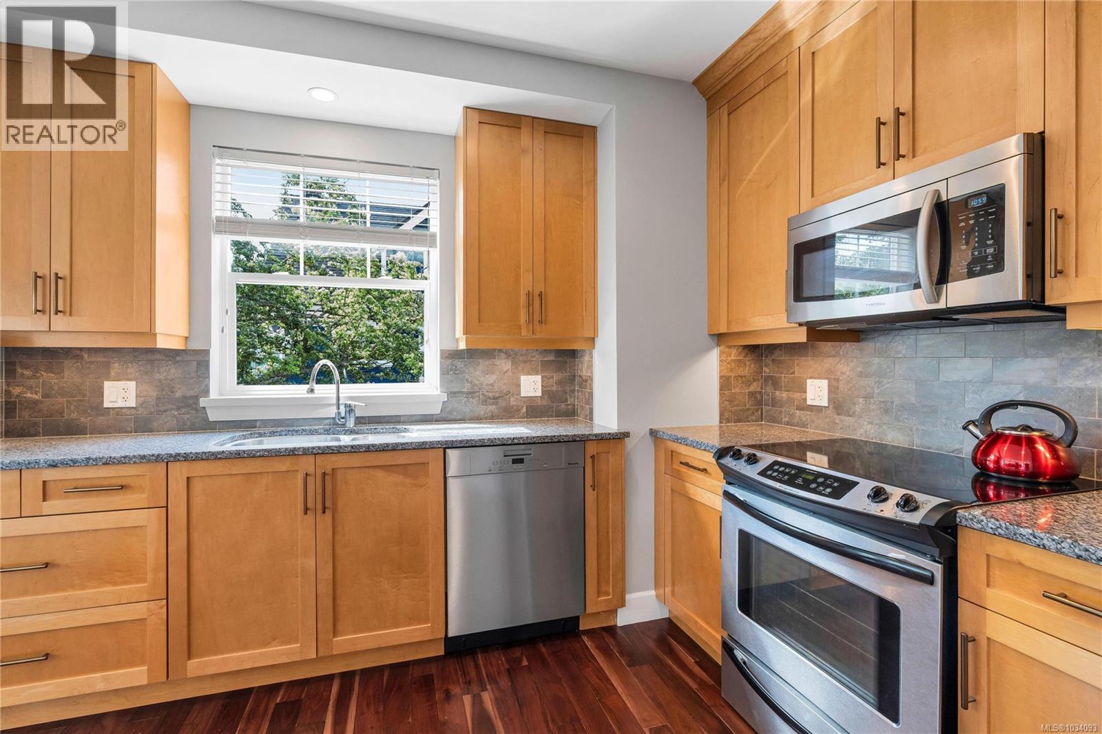 D 1047 Chamberlain St, Victoria