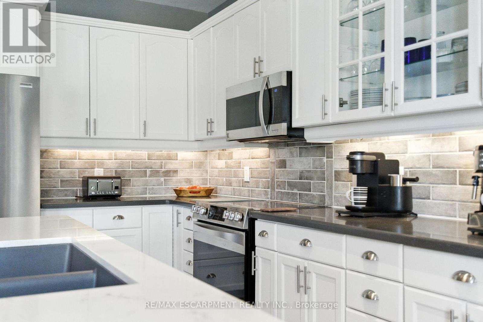 10 FEATHERSTONE AVENUE - 14