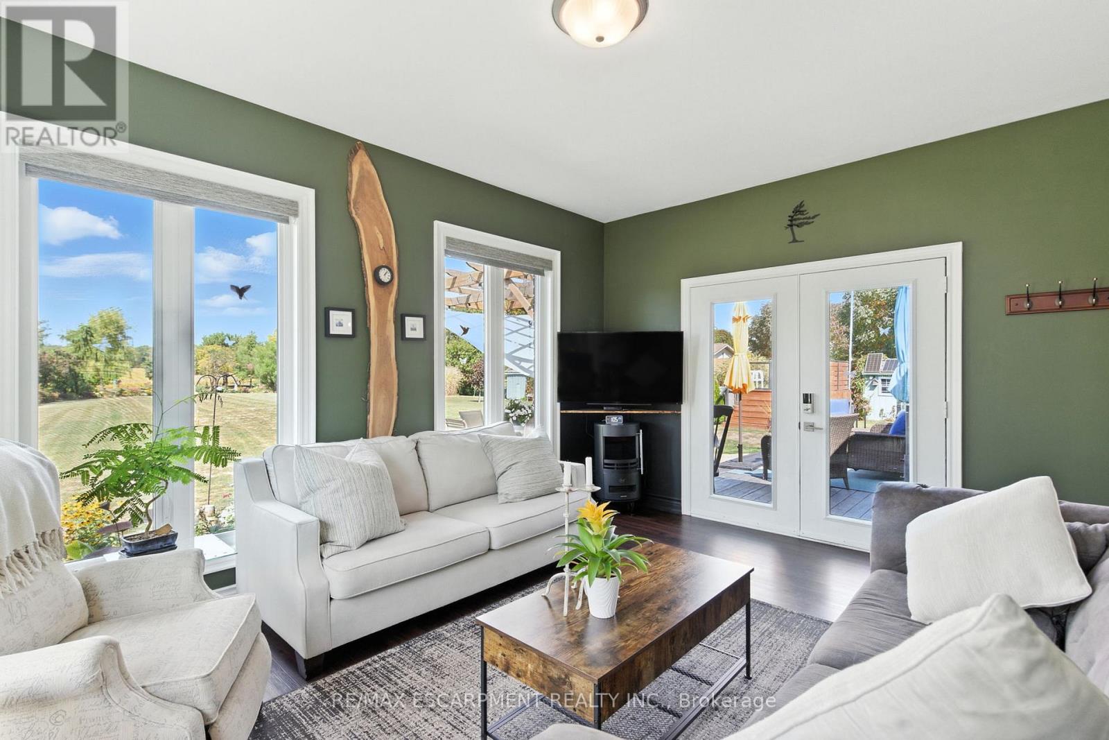 10 FEATHERSTONE AVENUE - 18