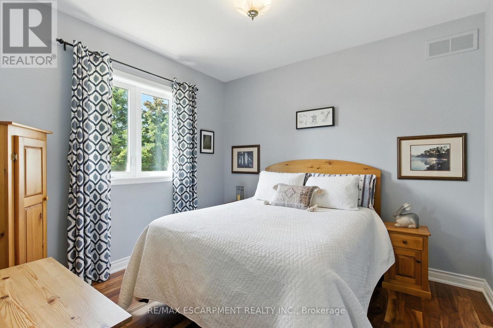 10 FEATHERSTONE AVENUE - 25