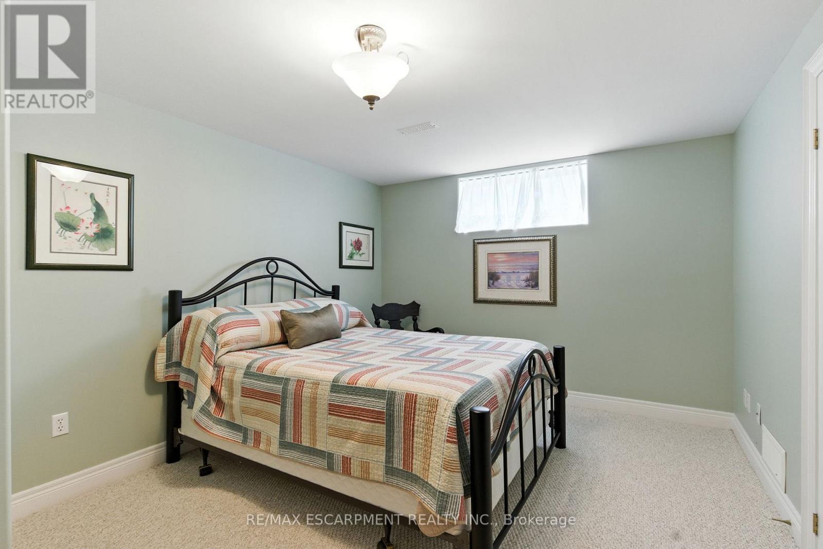 10 FEATHERSTONE AVENUE - 32