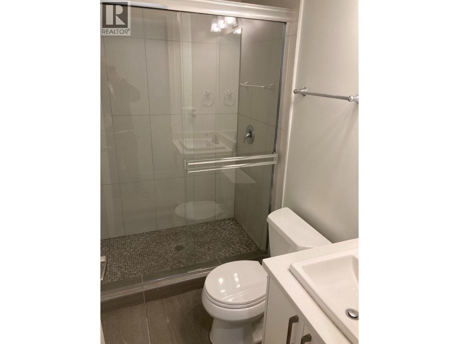 UPPER 5704 DUNDAS STREET
