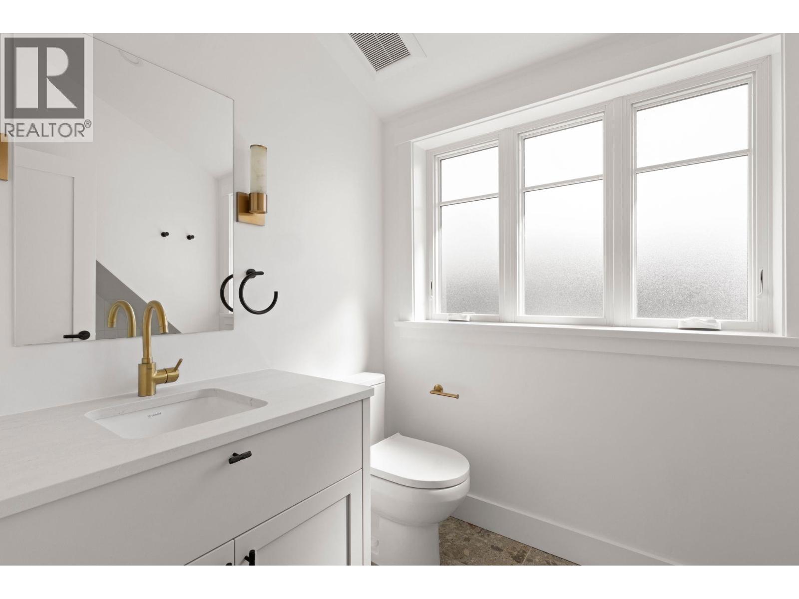 1 326 W 14TH STREET, North Vancouver