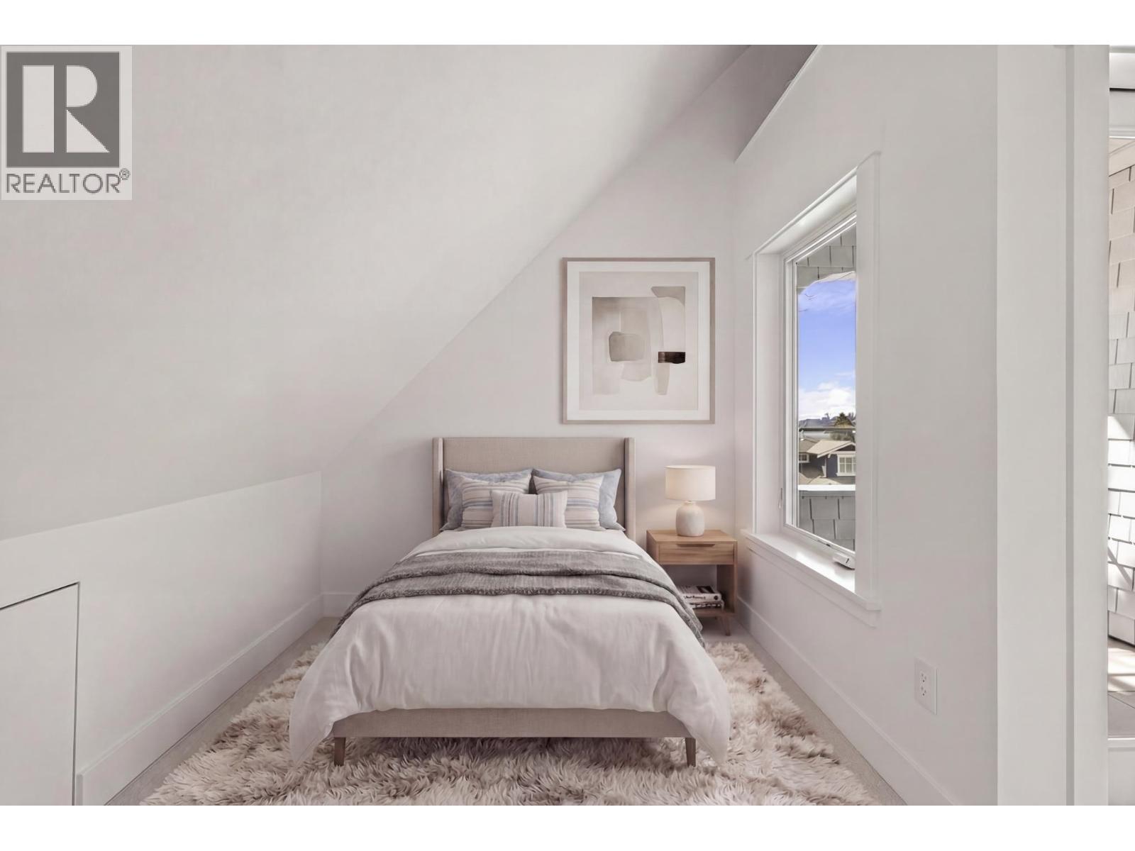 1 326 W 14TH STREET, North Vancouver