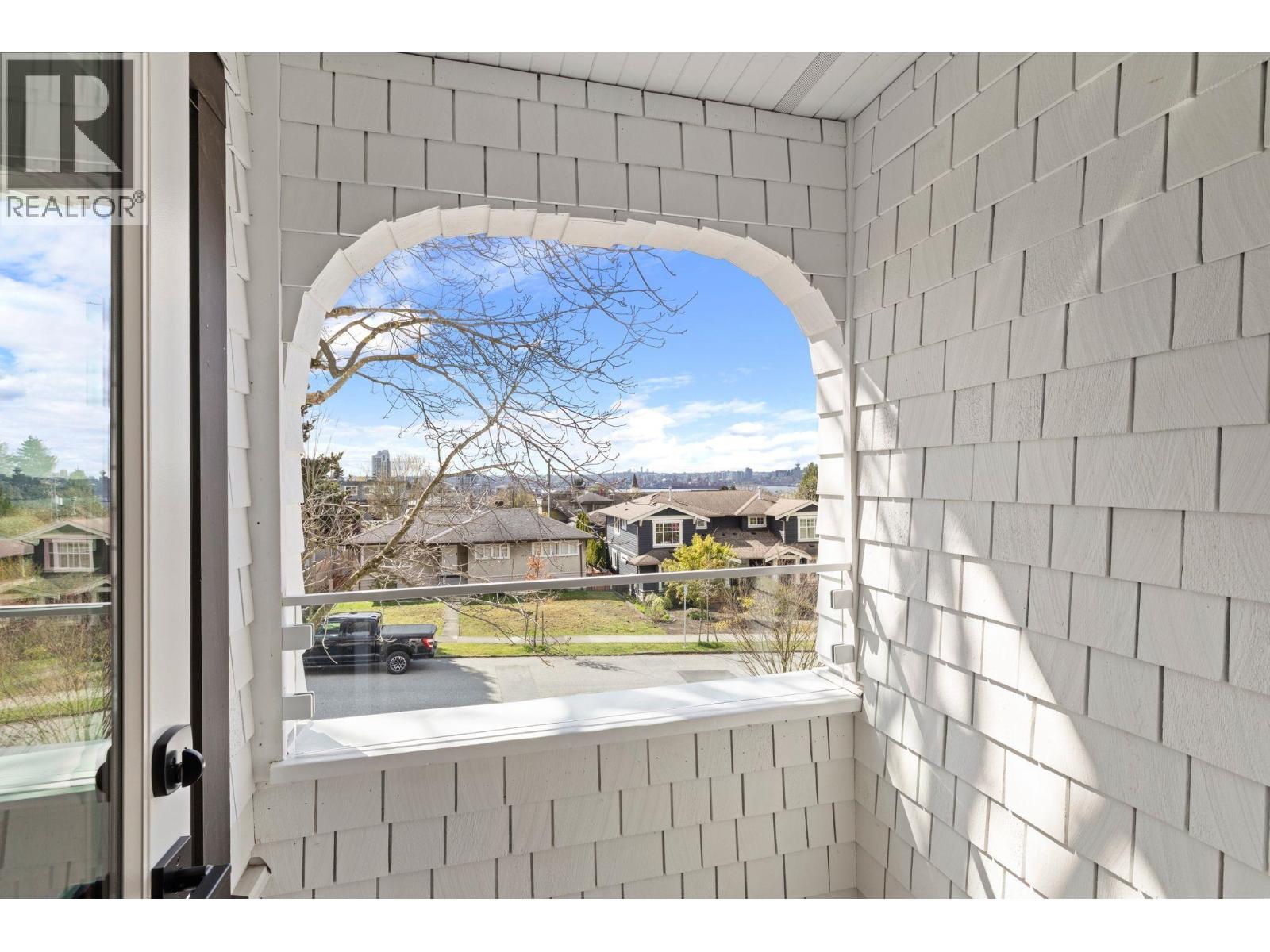 1 326 W 14TH STREET, North Vancouver