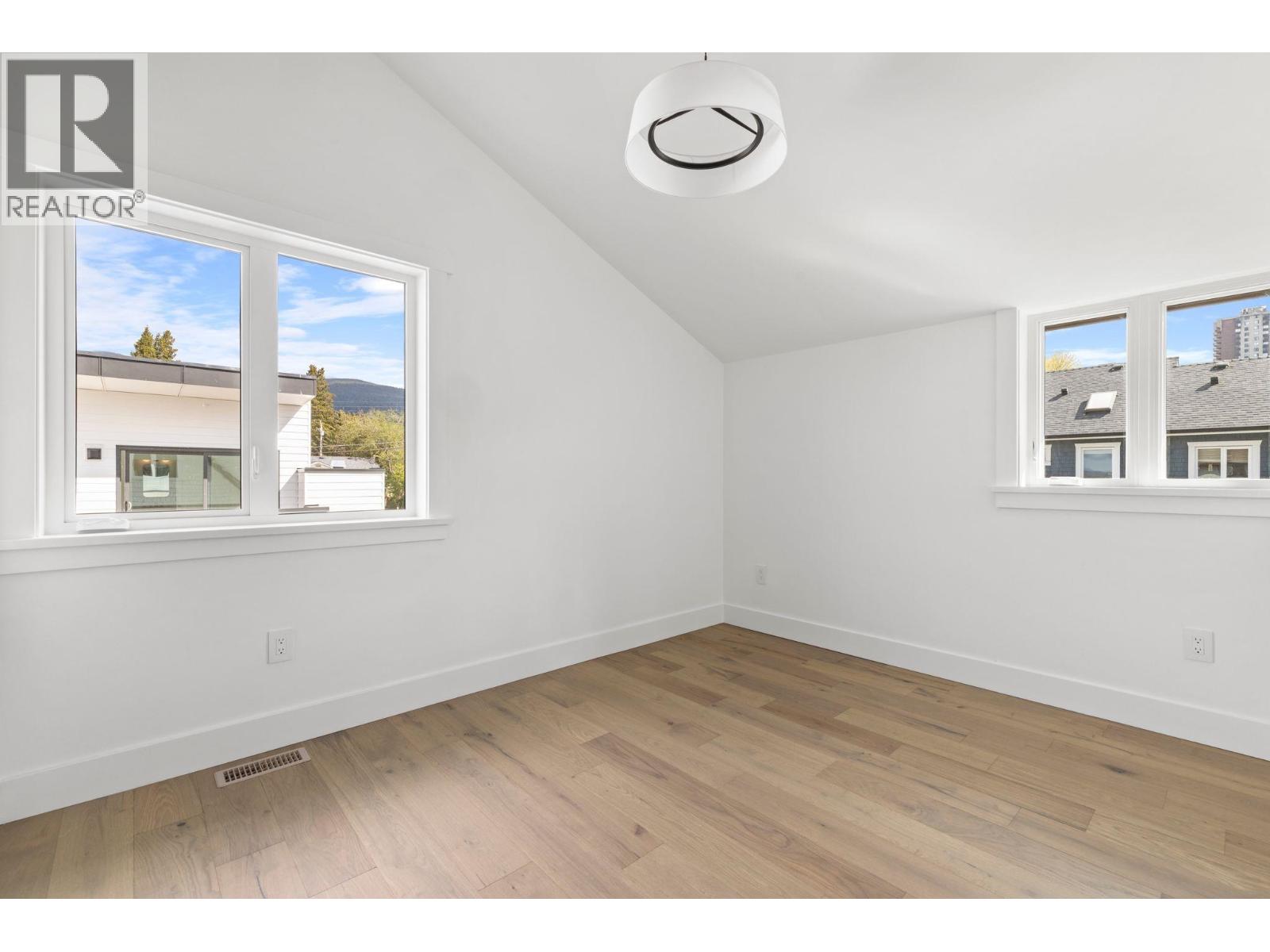 1 326 W 14TH STREET, North Vancouver
