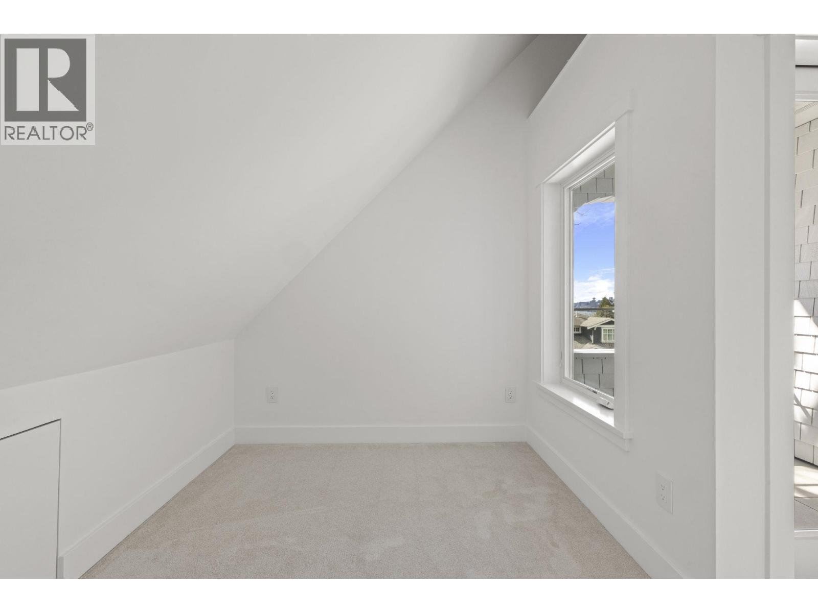 1 326 W 14TH STREET, North Vancouver