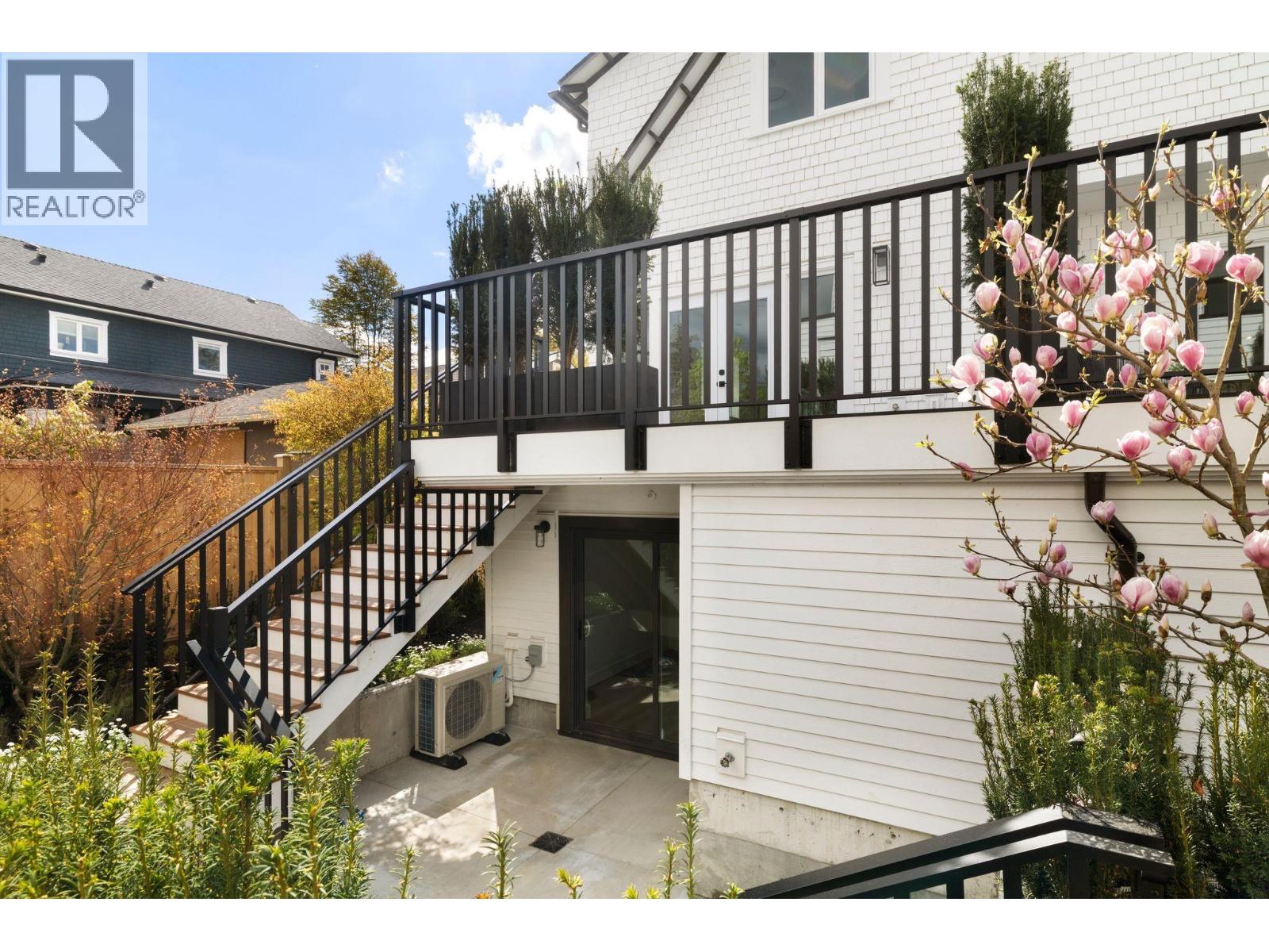 1 326 W 14TH STREET, North Vancouver