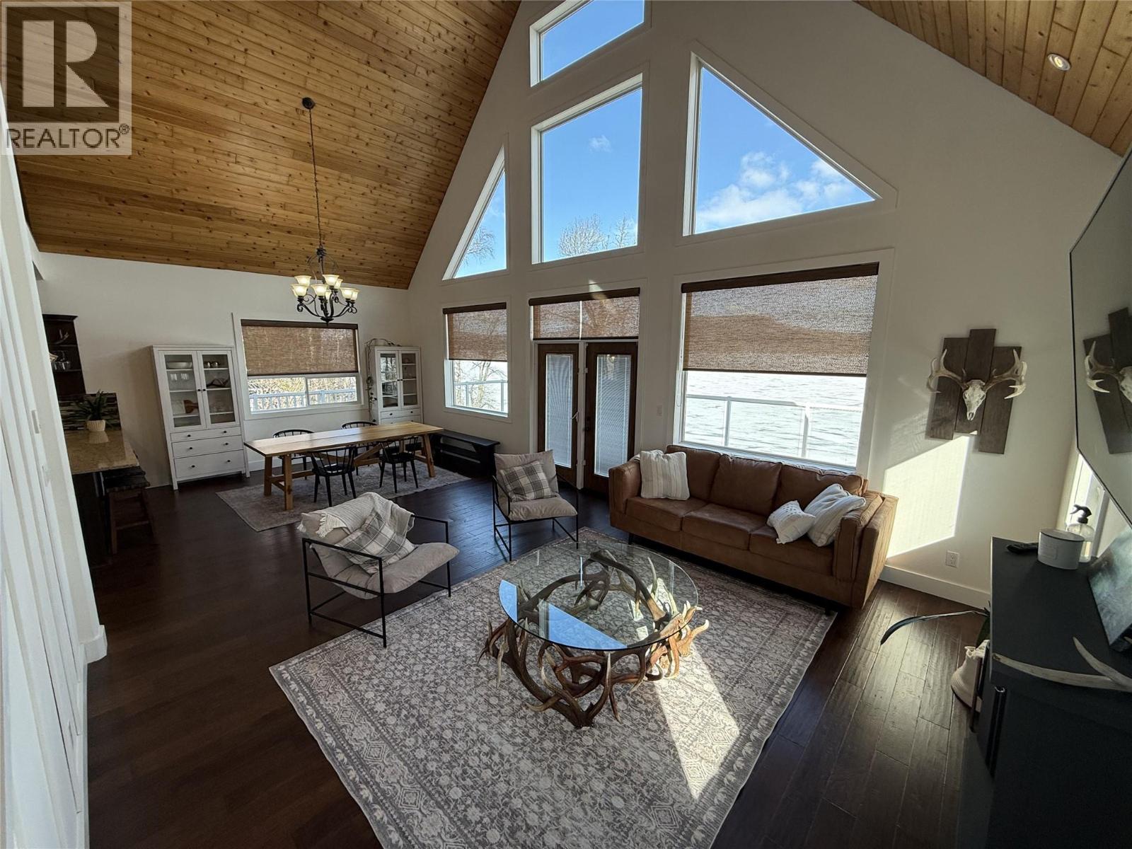 6986 South Moberly Lake Road, Moberly Lake