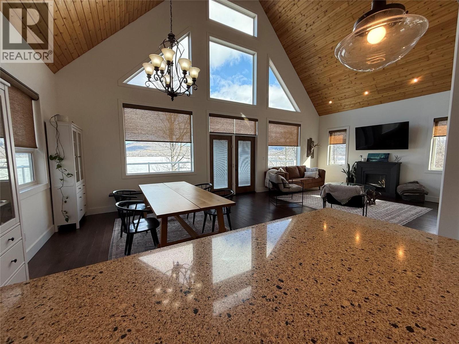 6986 South Moberly Lake Road, Moberly Lake