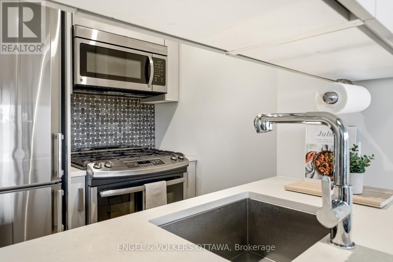#1004 224 LYON STREET N - 19