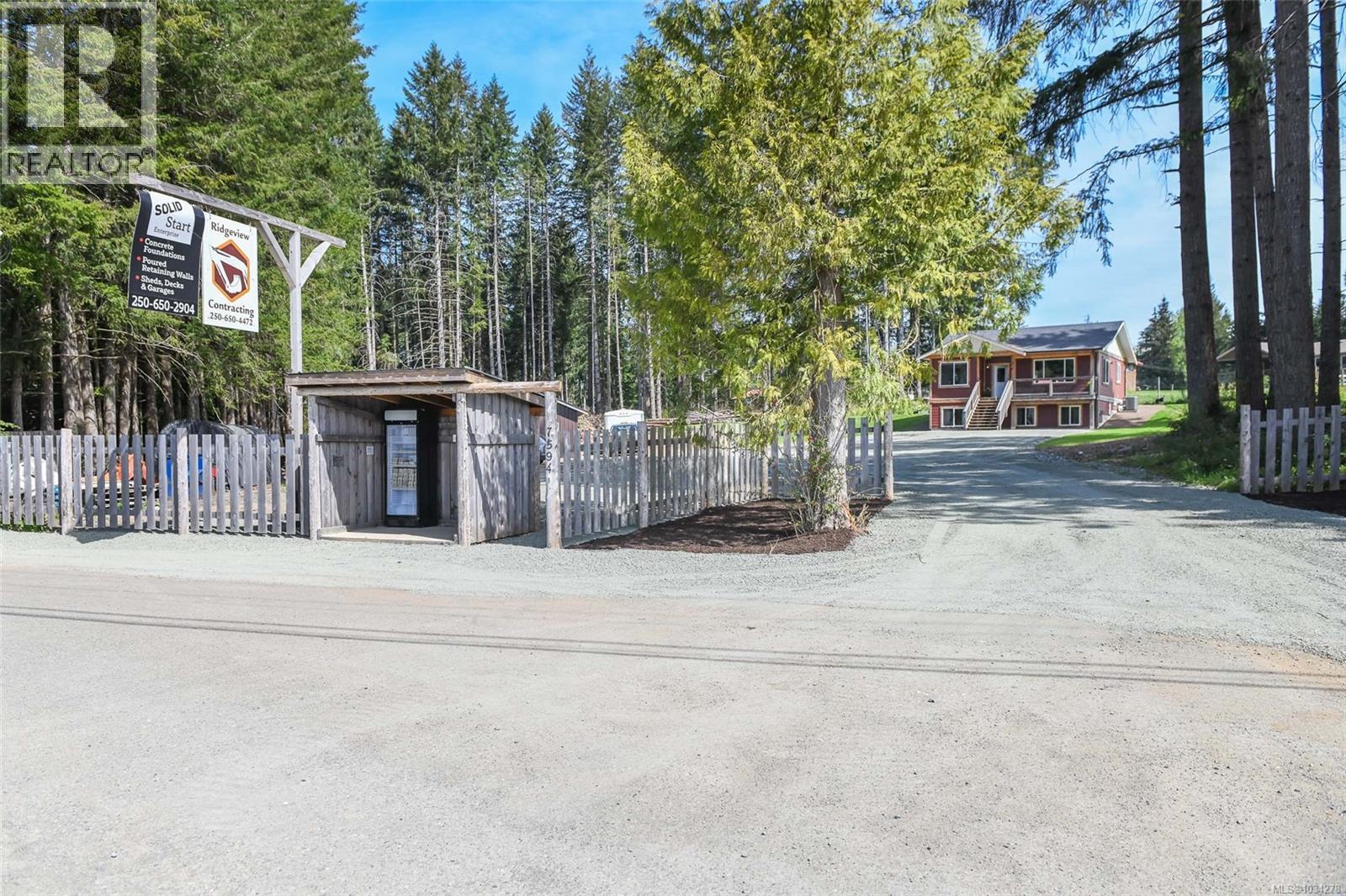 7594 Island Hwy N - 7