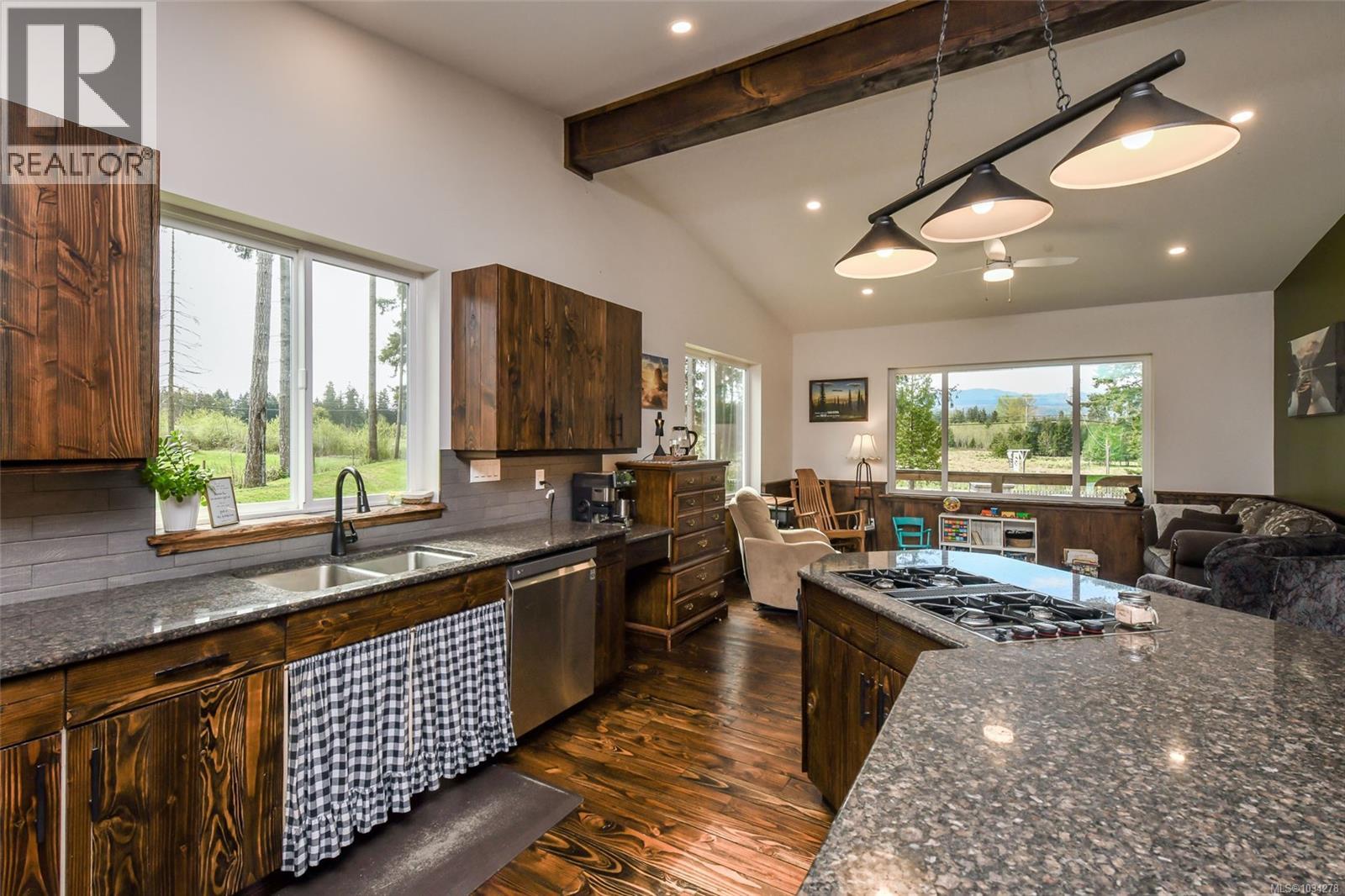 7594 Island Hwy N - 16