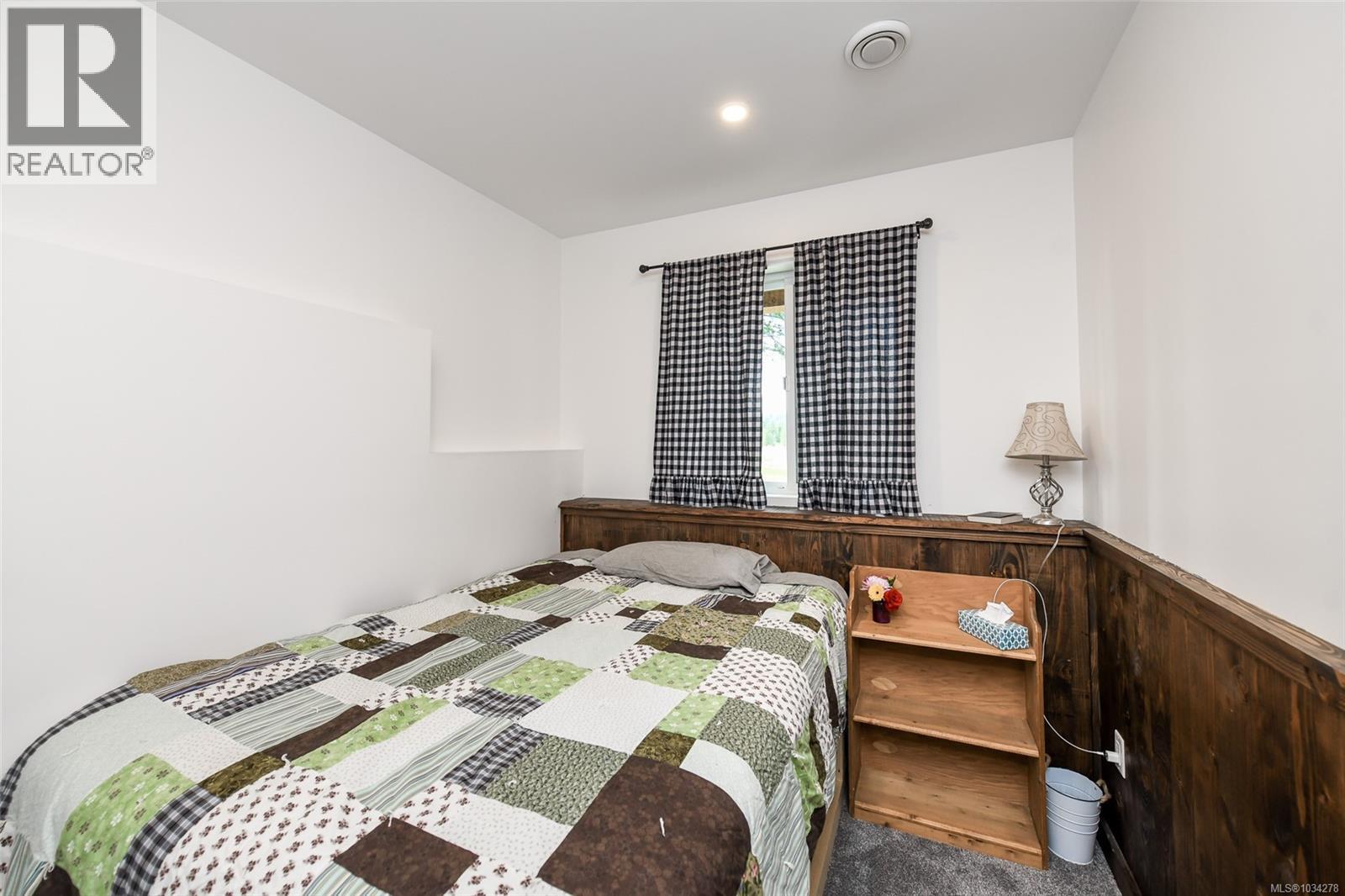 7594 Island Hwy N - 35