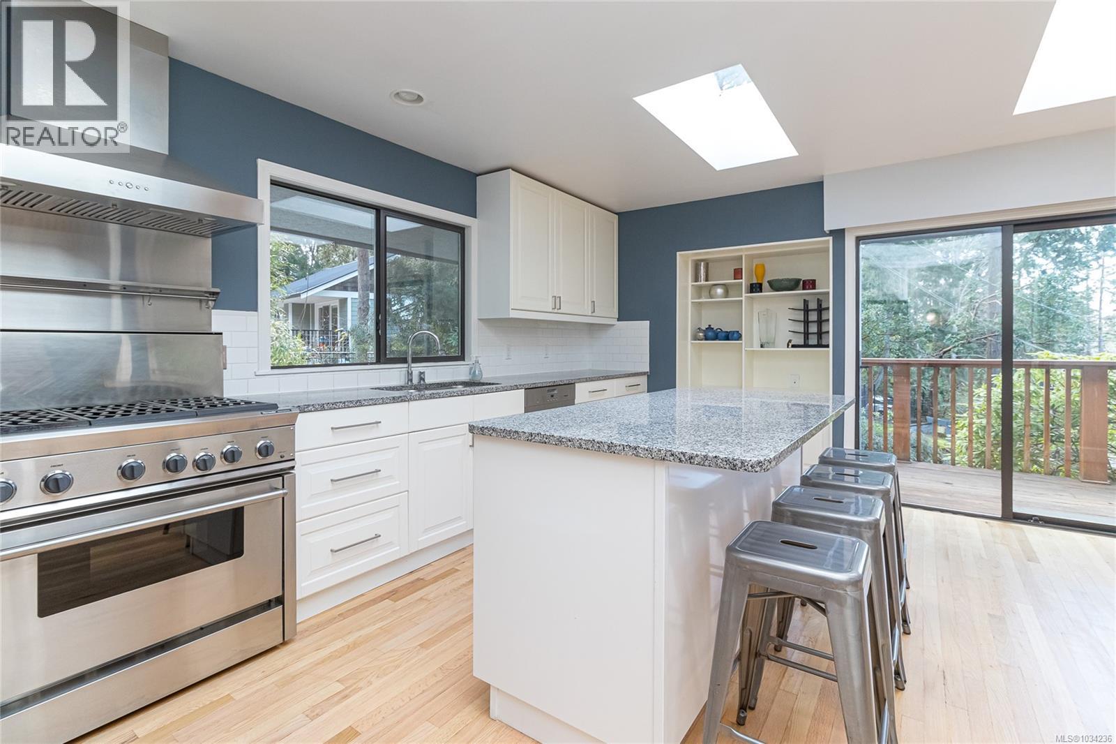 2660 MacDonald Dr E - 11