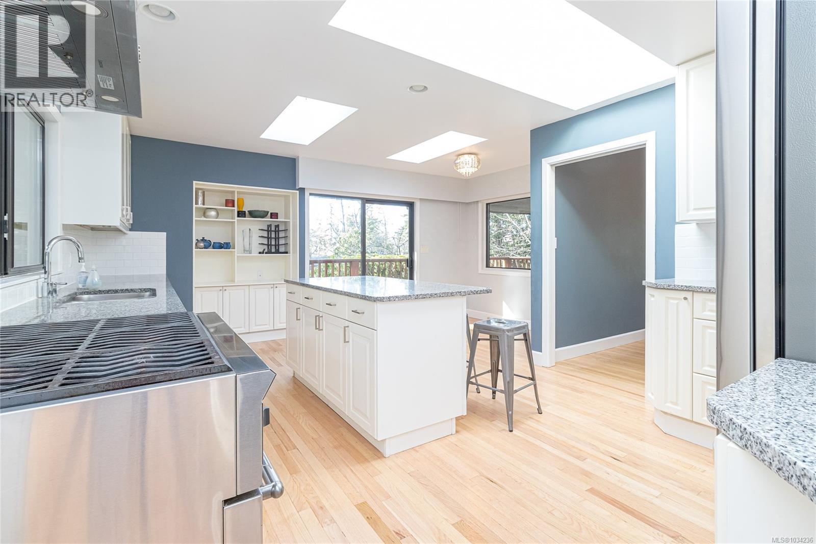 2660 MacDonald Dr E - 5