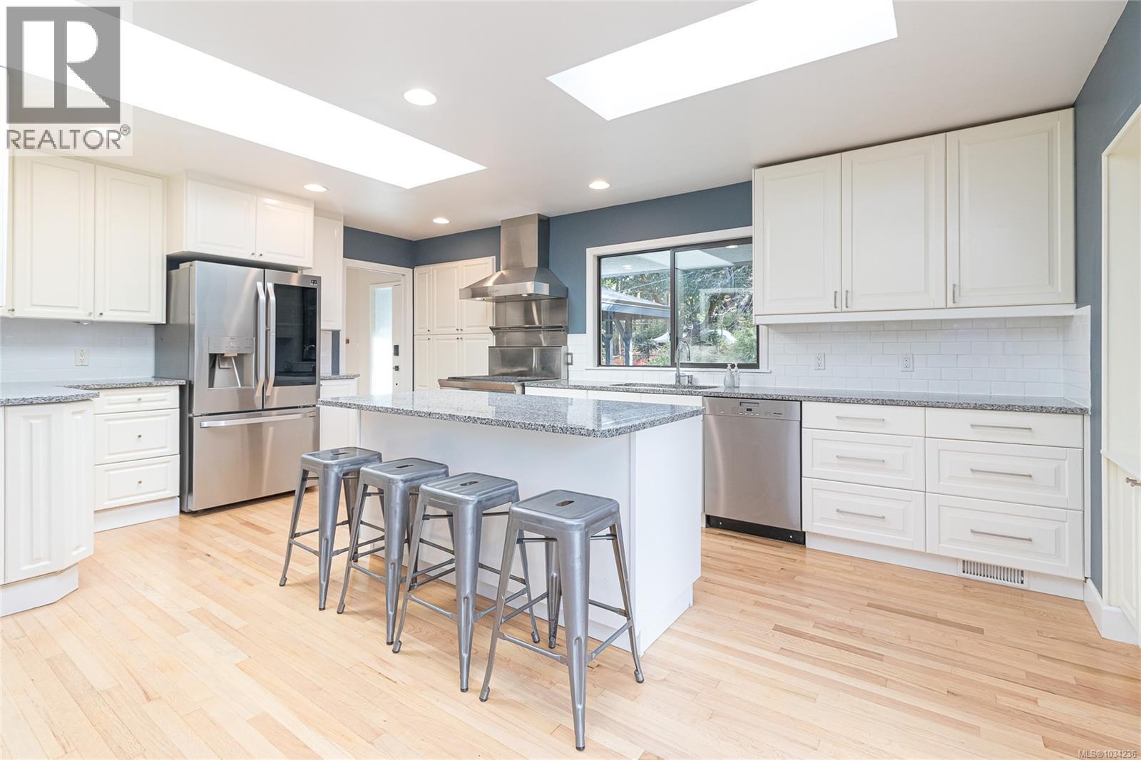 2660 MacDonald Dr E - 7