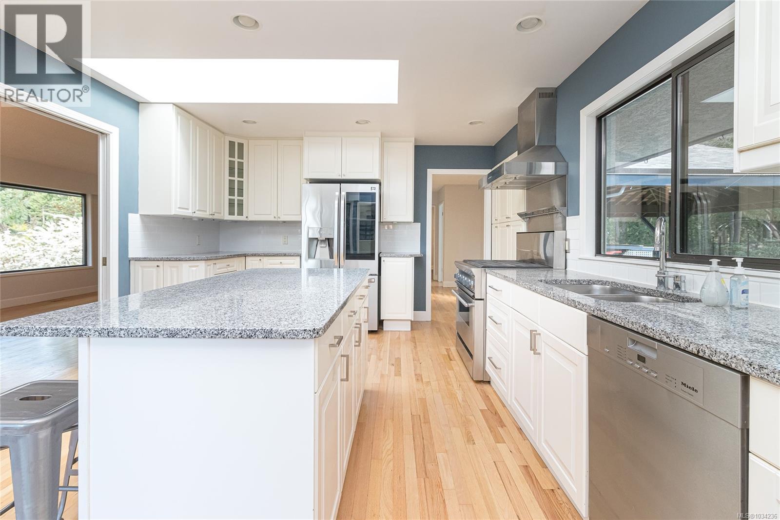 2660 MacDonald Dr E - 9
